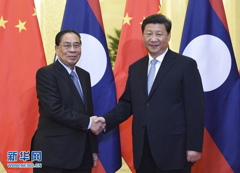 التقى الرئيس الصيني شي جين بينغ مع رئيس لاوس تشومالي ساياسوني
