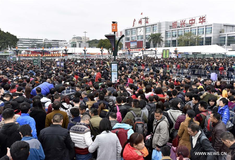 （关注春运）（1）广州火车站5万旅客滞留