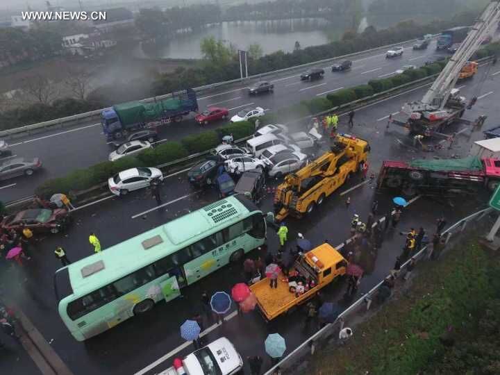 #（突发事件）（5）沪宁高速常州段发生多车连环相撞事故