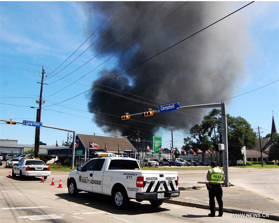 （国际）（3）美国休斯敦西北区一仓库发生大火