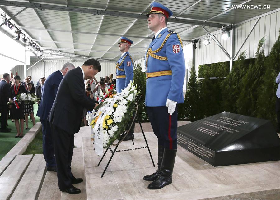 （XHDW）习近平和彭丽媛凭吊在我国驻南联盟使馆被炸事件中英勇牺牲的烈士