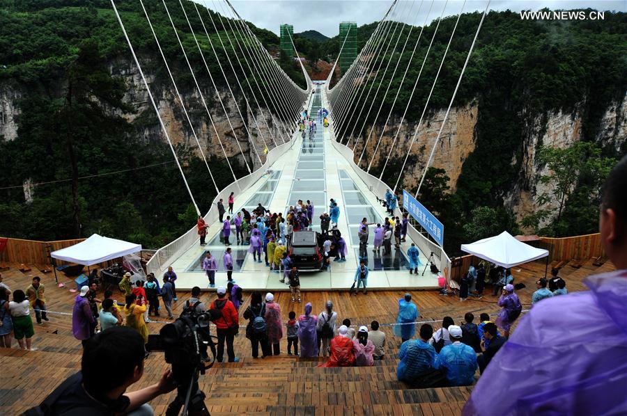 （社会）（1）张家界大峡谷玻璃桥进行承重测试