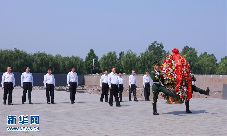 الرئيس الصيني يحضر مراسم إحياء ذكرى ضحايا زلزال تانغ شان
