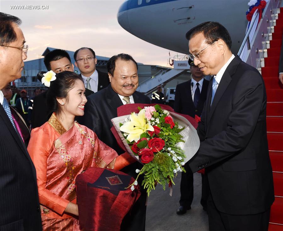 （XHDW）（2）李克强抵达万象出席东亚合作领导人系列会议并对老挝进行正式访问