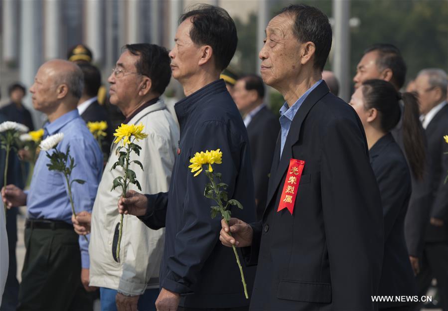 （时政）（4）烈士纪念日向人民英雄敬献花篮仪式隆重举行 