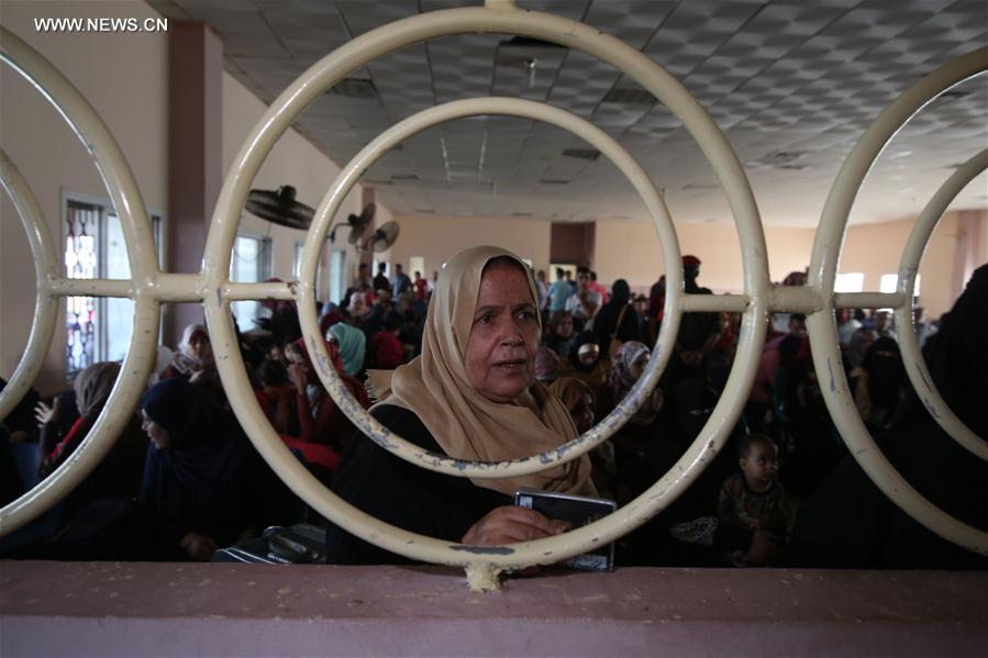 الصورة: مصر تفتح معبر رفح "استثنائيًا" في كلا الاتجاهين