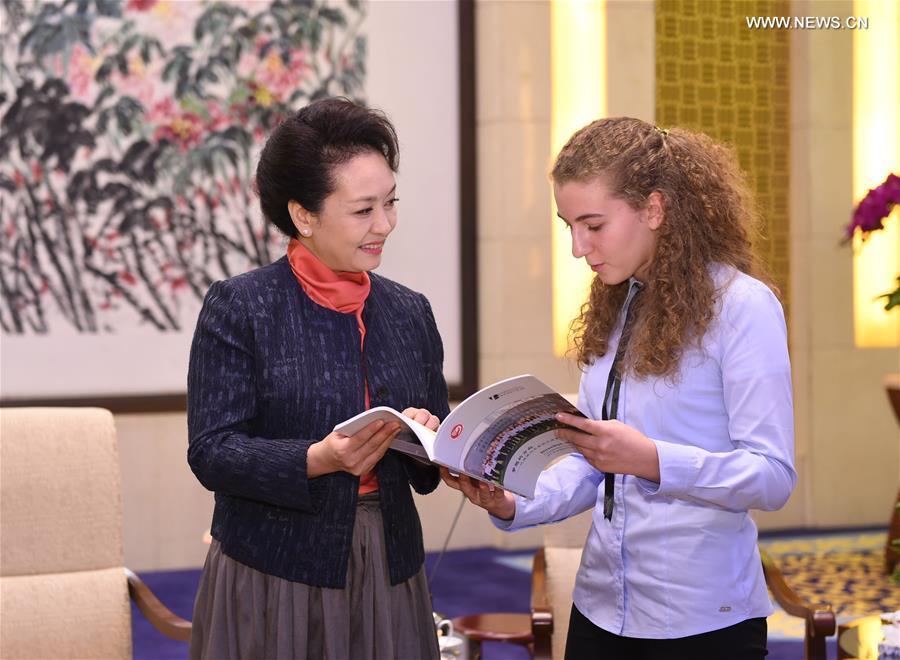 （XHDW）（3）彭丽媛会见德国伯乐高级文理中学师生 