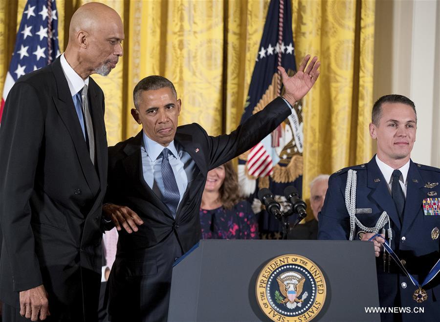 （体育）（2）篮球&mdash;&mdash;乔丹与贾巴尔获得总统自由勋章