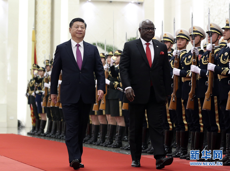 أقام الرئيس الصيني شي جين بينغ مراسم استقبال في قاعة الشعب الكبرى للترحيب برئيس سيراليون إرنست باي كوروما