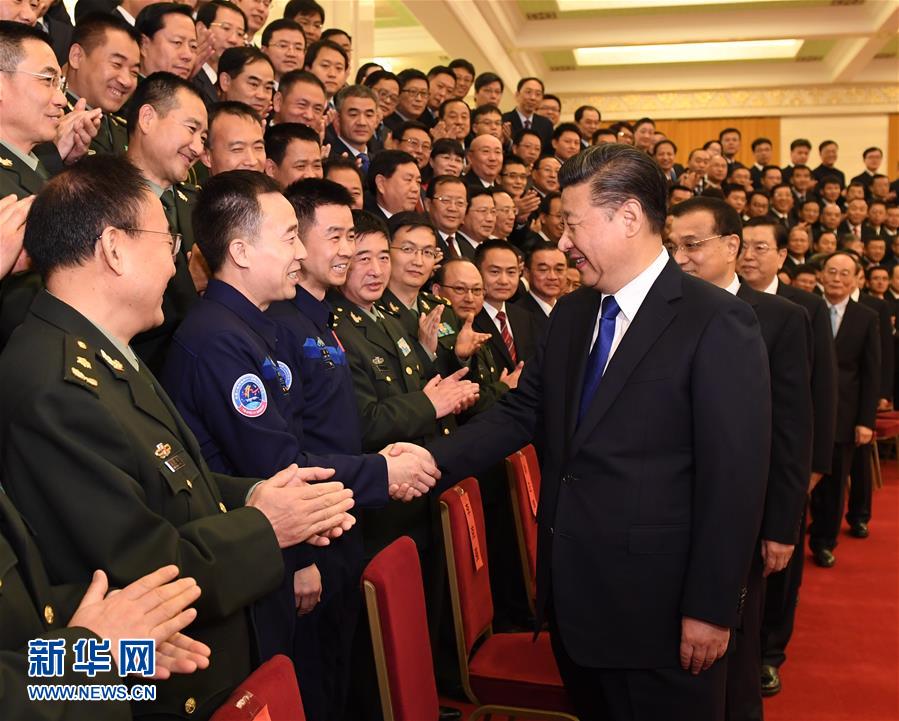 الرئيس شي  يلتقي رائدي الفضاء والعاملين المشاركين في مهمة الرحلة الفضائية الأخيرة