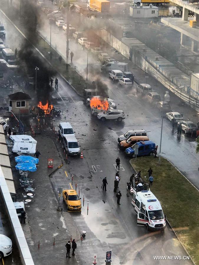 （国际）（1）土耳其海滨城市汽车炸弹袭击造成十余人死伤    3rd LD: Blast in Turkey's Izmir injures 11; 2 suspects killed - reports