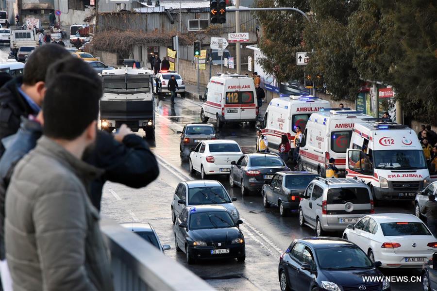 （国际）（2）土耳其海滨城市汽车炸弹袭击造成十余人死伤    3rd LD: Blast in Turkey's Izmir injures 11; 2 suspects killed - reports