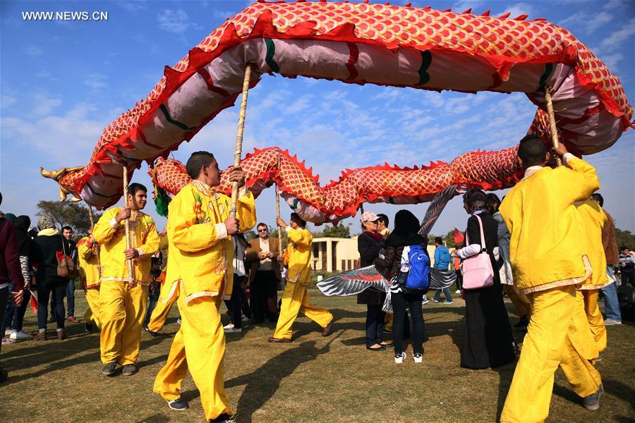 الصورة: مهرجان عيد الربيع.. "فرصة جيدة" لتبادل الثقافات بين الصينيين والمصريين
