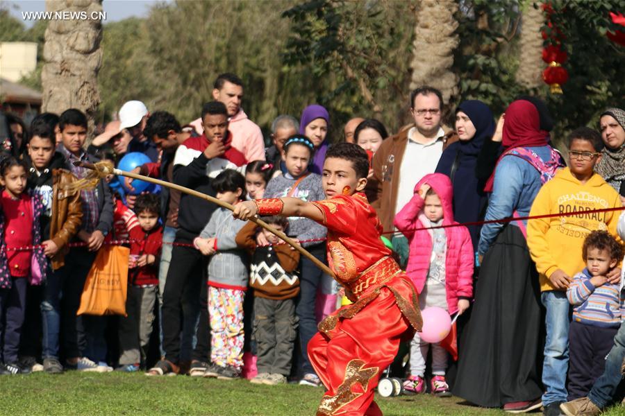 الصورة: مهرجان عيد الربيع.. "فرصة جيدة" لتبادل الثقافات بين الصينيين والمصريين
