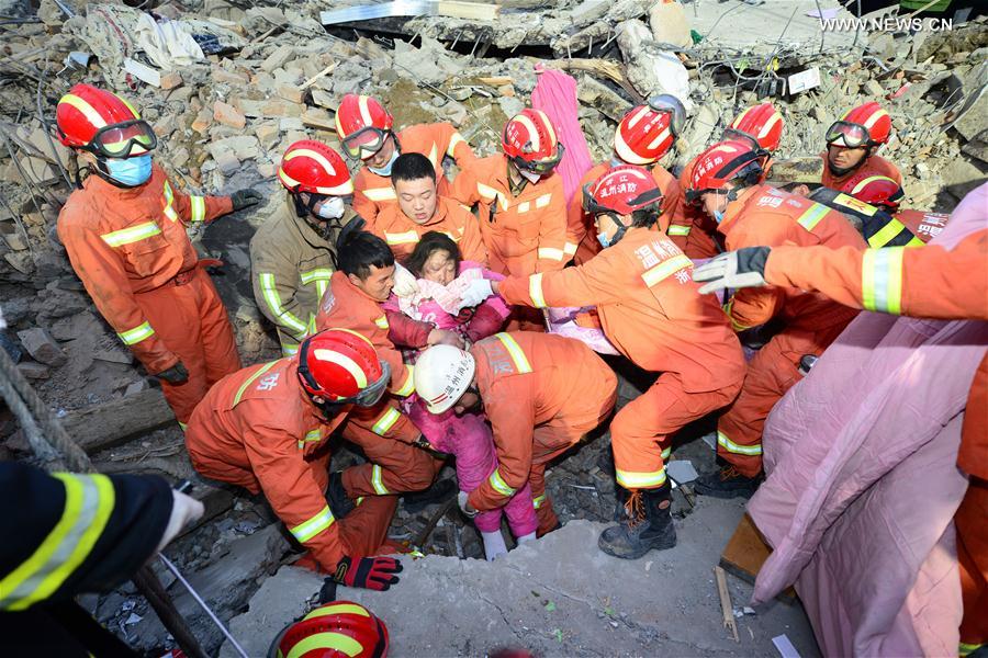 الصورة: إنقاذ شخصين ومقتل 7 في انهيار مبنى سكني بشرقي الصين