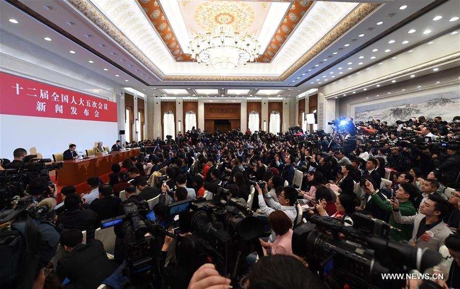 （两会）（2）十二届全国人大五次会议举行新闻发布会