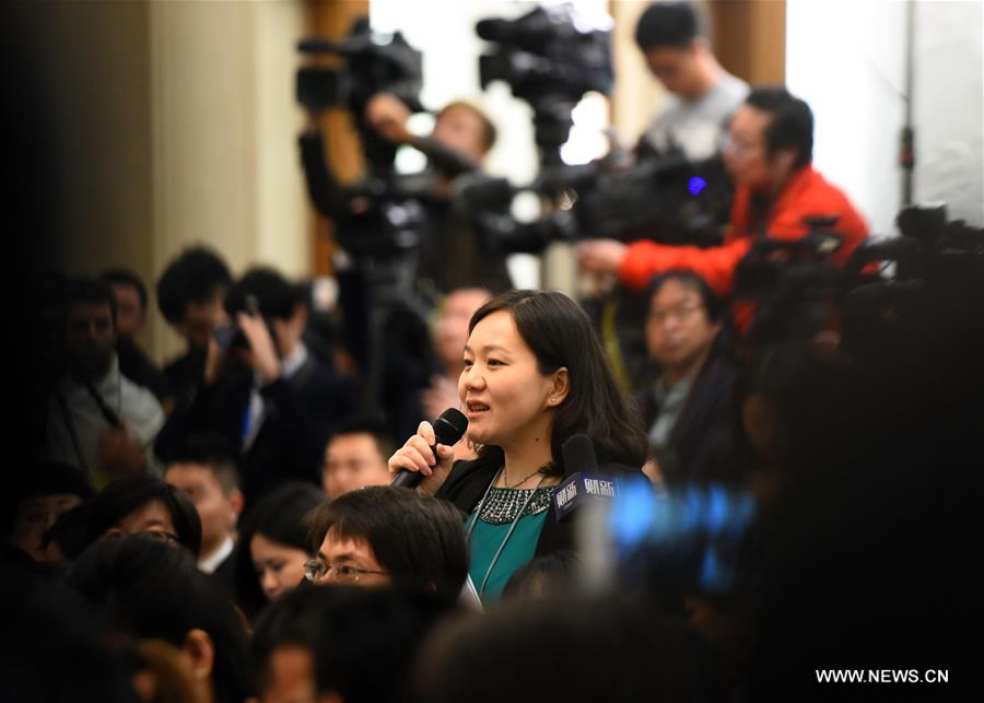 （两会）（8）十二届全国人大五次会议举行新闻发布会