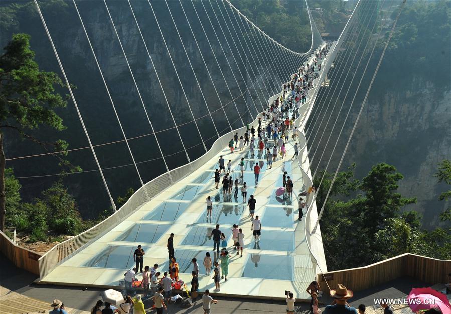 الصورة: أعلى جسر زجاجي في العالم يسمح بالدخول المجاني للسياح الإسرائيليين