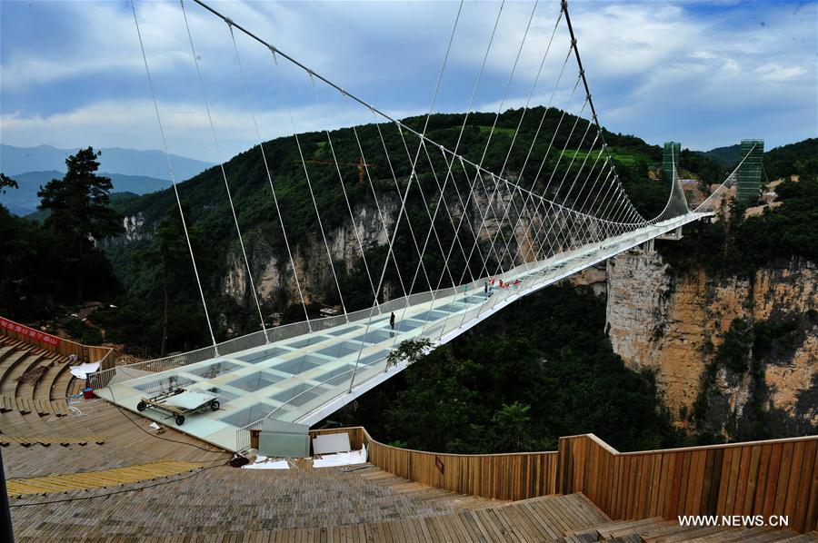 الصورة: أعلى جسر زجاجي في العالم يسمح بالدخول المجاني للسياح الإسرائيليين