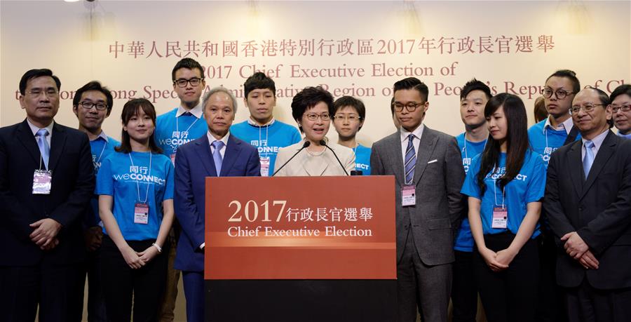 الصورة: رئيس مكتب الاتصال في هونغ كونغ يهنئ لام بفوزها في الانتخابات