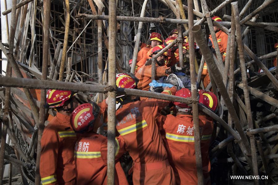 （突发事件·后续）（3）湖北麻城一建筑工地脚手架垮塌致多人死伤 8名涉事责任人被公安机关控制 