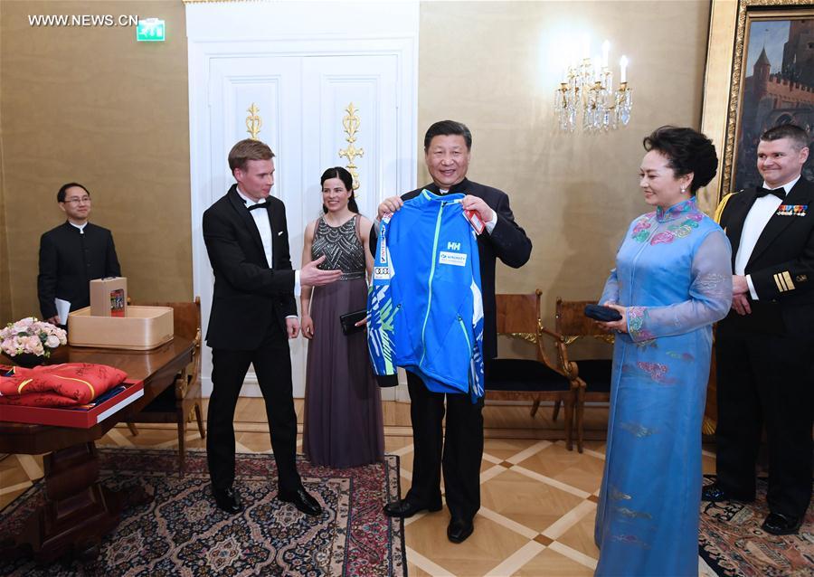 （XHDW）（1）习近平同芬兰总统尼尼斯托共同会见中芬冰雪运动员代表