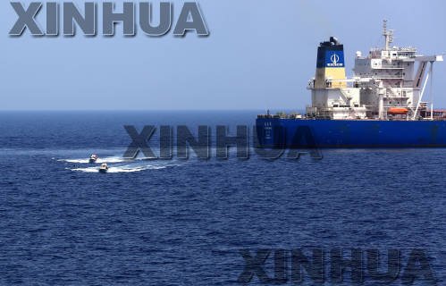 الصورة : قوات البحرية الصينية تنقذ سفينة بنمية من هجوم للقراصنة في خليج عدن