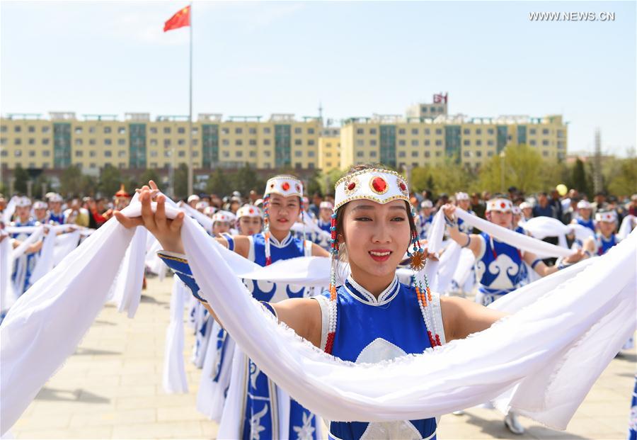 （社会）（1）内蒙古群众庆“双节”