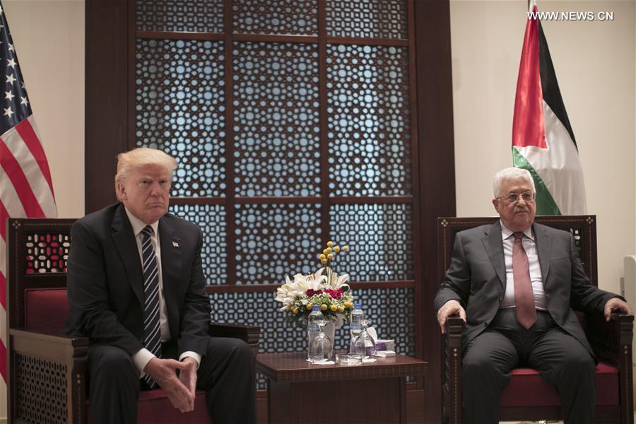 الصورة: الرئيس الأمريكي يلتقي عباس في الضفة الغربية