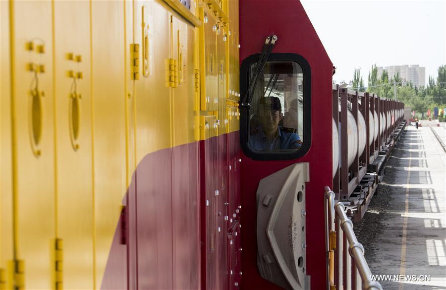 （经济）（4）新疆首次通过中欧班列整车向欧洲出口液体化学品