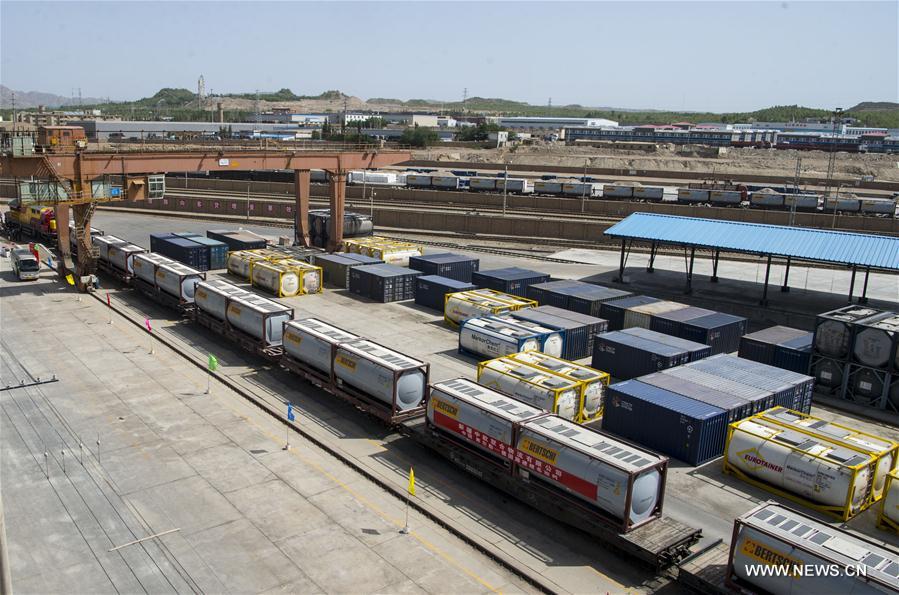 （经济）（2）新疆首次通过中欧班列整车向欧洲出口液体化学品