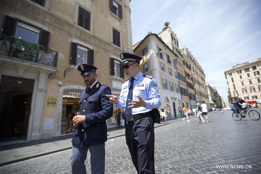 الصورة : ضباط شرطة صينيون يبدؤون دوريات في 4 مدن ايطالية