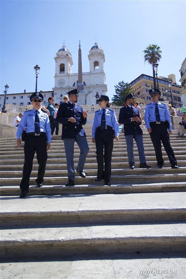 الصورة : ضباط شرطة صينيون يبدؤون دوريات في 4 مدن ايطالية