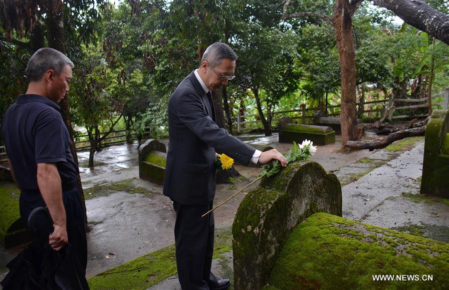 （XHDW）（3）中老代表共同祭扫老挝孟赛中国烈士陵园