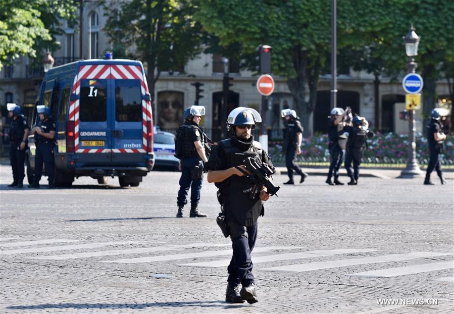 （国际）（1）巴黎香榭丽舍大街发生驾车冲撞宪兵车辆事件 