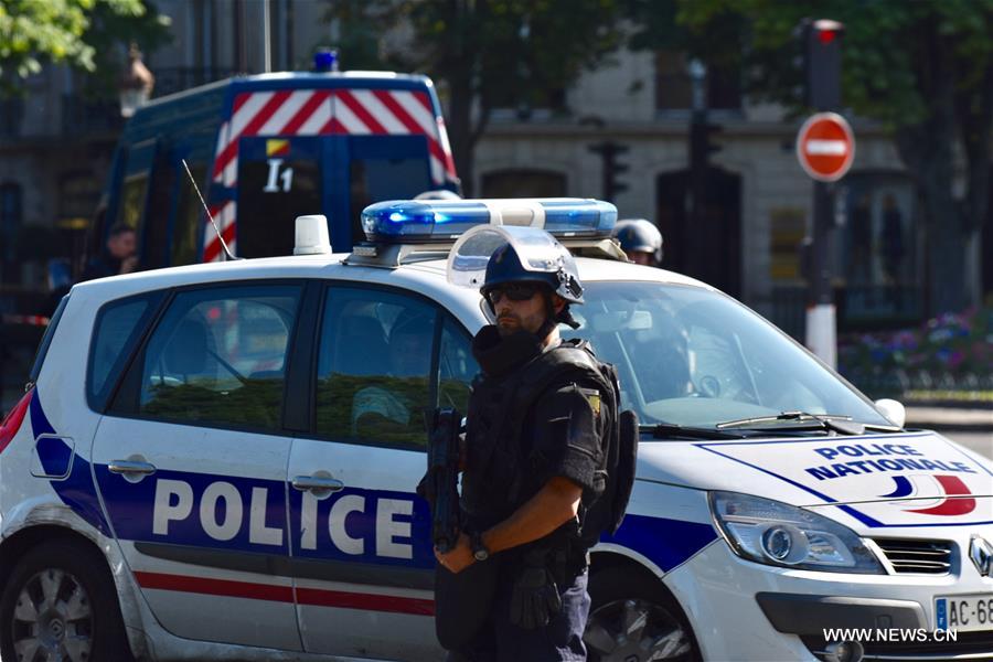 （国际）（3）巴黎香榭丽舍大街发生驾车冲撞宪兵车辆事件