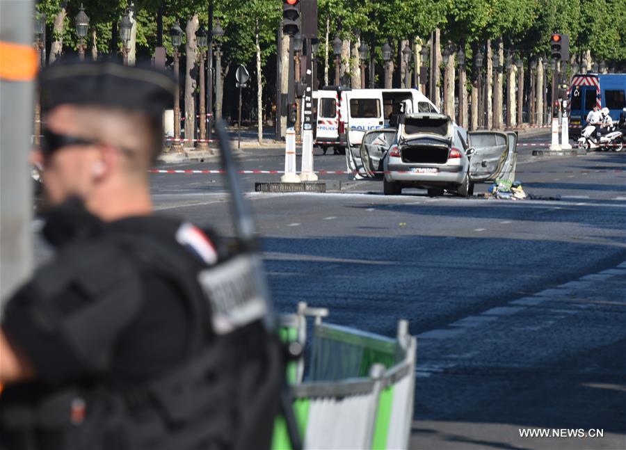 （国际）（4）巴黎香榭丽舍大街发生驾车冲撞宪兵车辆事件