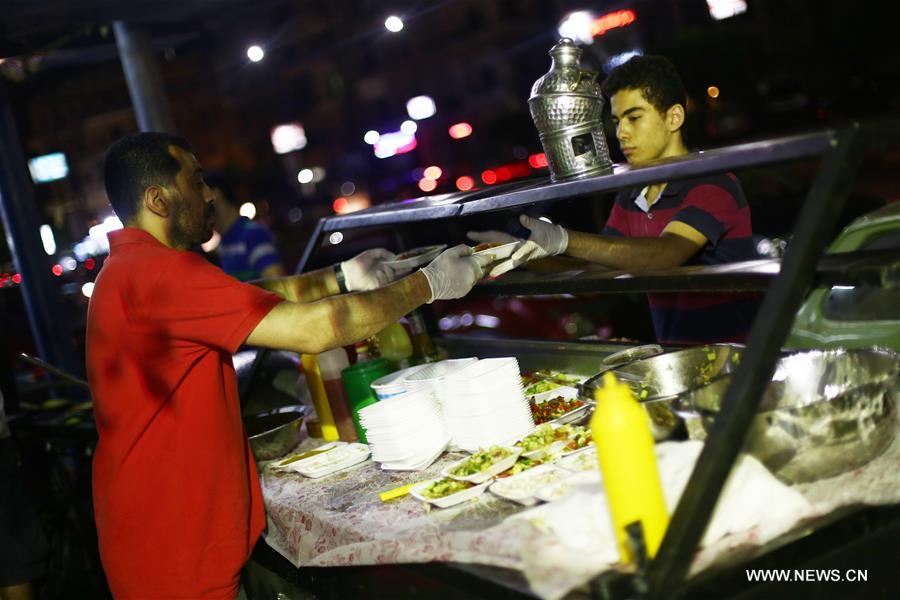 EGYPT-CAIRO-RAMADAN-CHARITY-"BEAN CART"