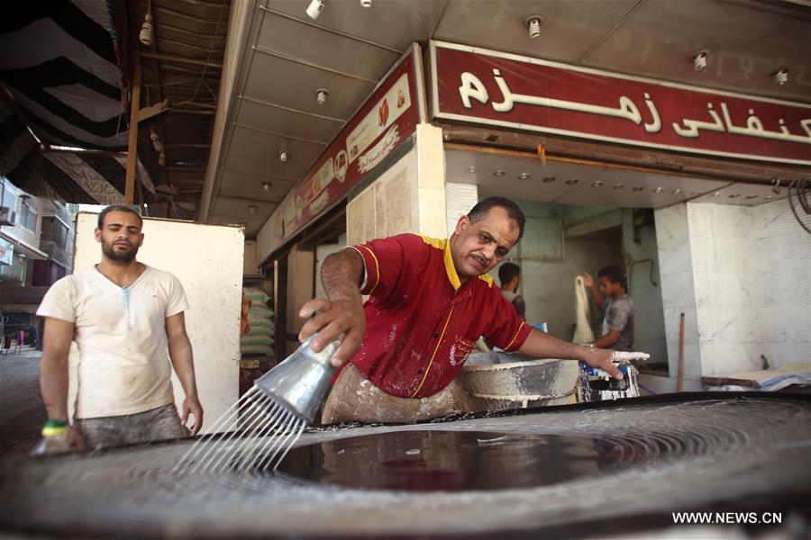 EGYPT-GIZA-TRADITIONAL DESSERT