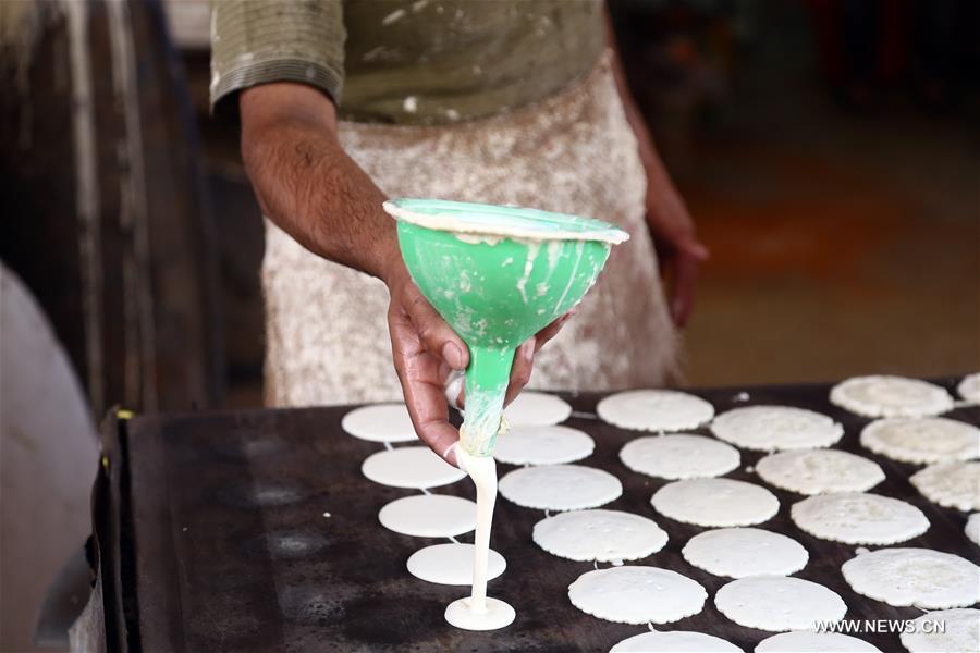 EGYPT-GIZA-TRADITIONAL DESSERT