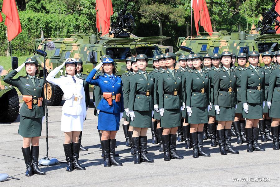 （香港回归二十周年·XHDW）（2）驻港部队接受检阅