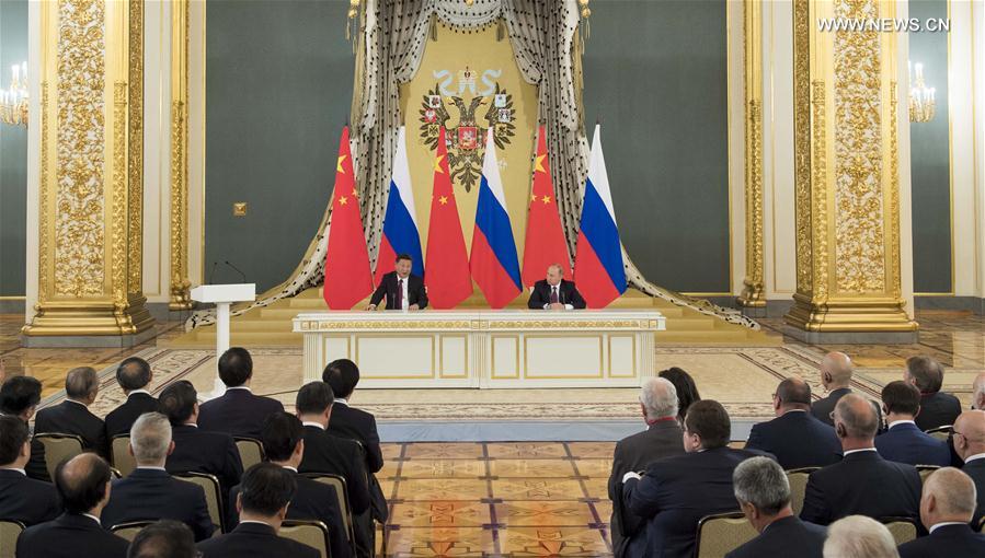 （时政）习近平同俄罗斯总统普京共同会见中俄友好、和平与发展委员会，媒体和企业界代表