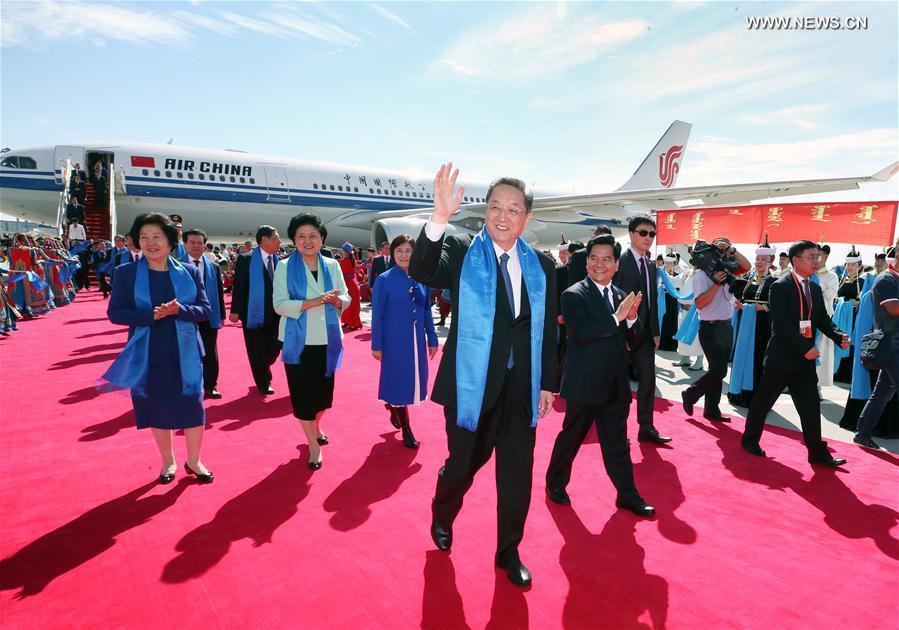 （时政）俞正声率中央代表团飞抵呼和浩特 出席内蒙古自治区成立70周年庆祝活动