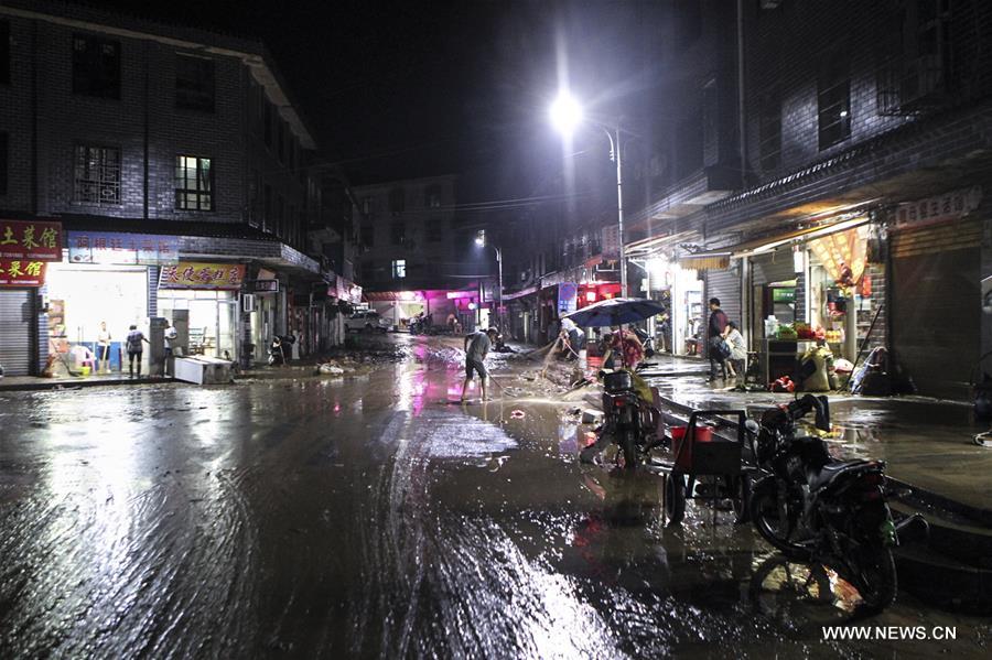 （社会）（1）湖南岳阳县张谷英镇遭洪水袭击