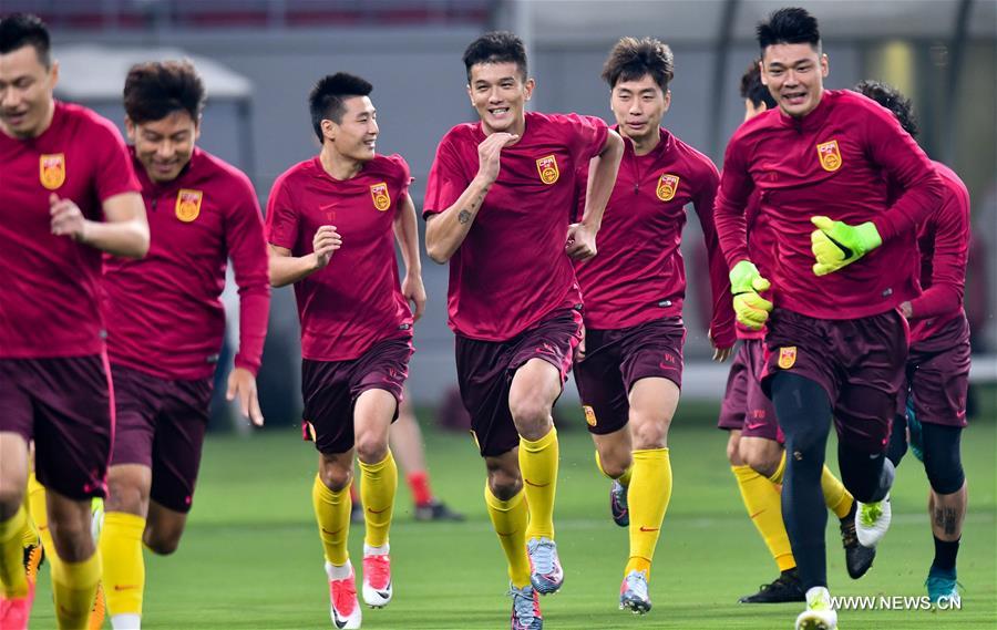 （体育）（1）足球——世预赛：中国队进行赛前适应性训练 