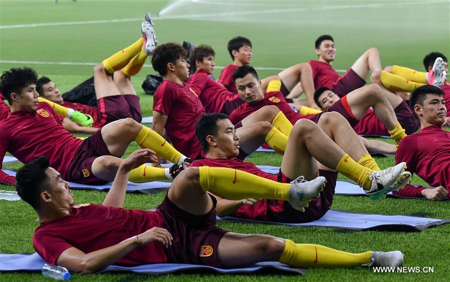 （体育）（3）足球——世预赛：中国队进行赛前适应性训练 