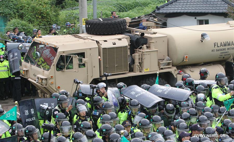 （国际）（2）韩国民众彻夜阻拦“萨德”装备进入部署地