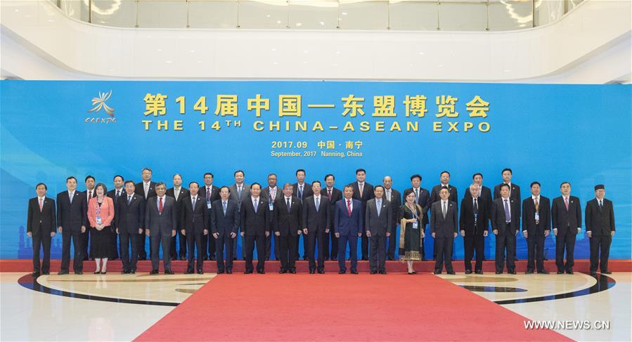 (XHDW)张高丽与参加中国-东盟博览会的中外嘉宾代表合影