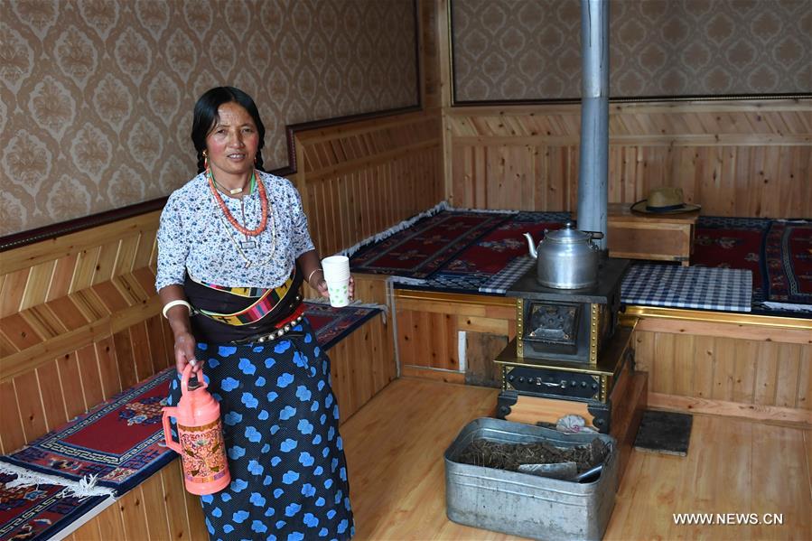 الصورة: مواطنة قرية غاشيو بولاية قاننان التبتية ذاتية الحكم في مقاطعة قانسو شمال  غربي الصين
