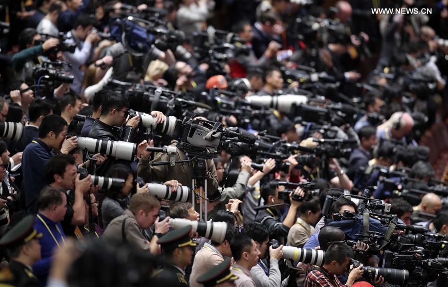 الصورة: مراسلون صينيون وأجانب يقومون بالتغطية الإعلامية في المؤتمر الوطني الـ19 للحزب  الشيوعي الصيني
